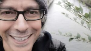 Giovanni Allevi per le vie di Milano: il maestro ritrova il sorriso