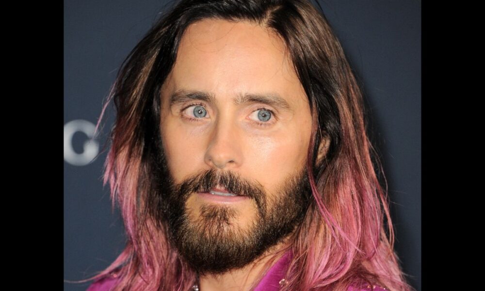 Jared Leto scala l’Empire State Building: l’impresa da brividi per promuovere il nuovo tour