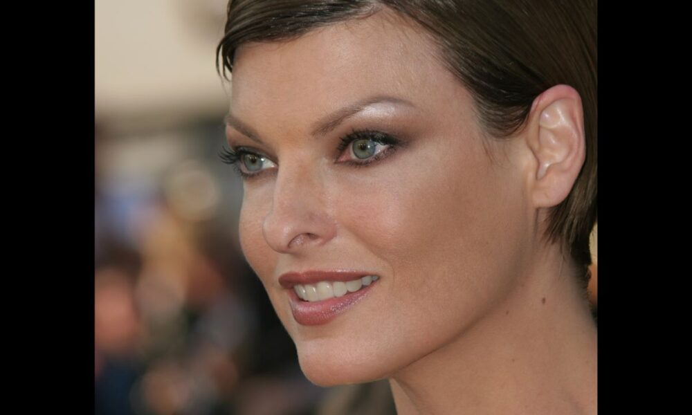 Linda Evangelista si vota alla castità: “Non voglio più andare a letto con nessuno”