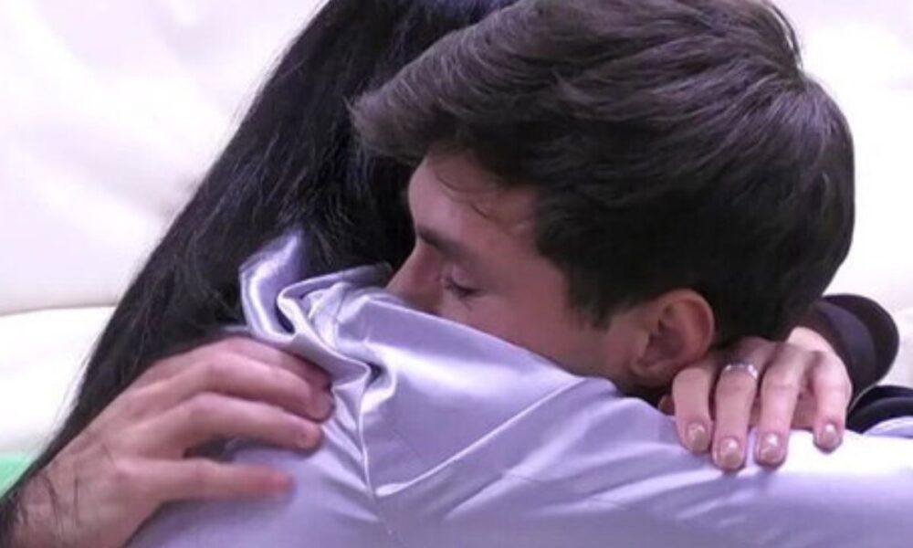Mirko e Perla sempre più vicini al GF: il risveglio mano nella mano