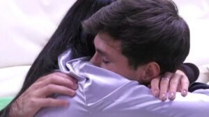 Mirko e Perla sempre più vicini al GF: il risveglio mano nella mano