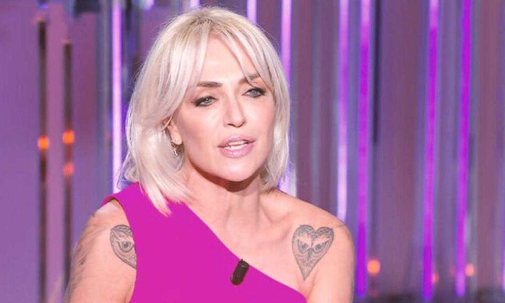 Paola Barale è cliente di una boutique fetish a Milano: “Mi sento libera di farlo”
