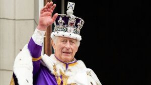 Quando Re Carlo III abdicherà: la previsione di Antonio Caprarica