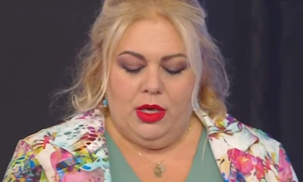 “Ma quanto pesi? Sei un bidone”: Rossella Erra legge gli insulti social in diretta tv