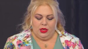 “Ma quanto pesi? Sei un bidone”: Rossella Erra legge gli insulti social in diretta tv