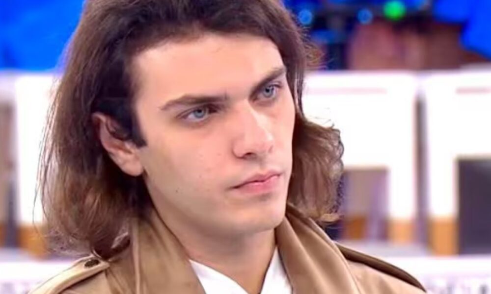 SamuSpina abbandona Amici: il commento di Maria De Filippi