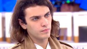 SamuSpina abbandona Amici: il commento di Maria De Filippi