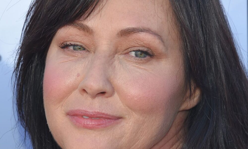 Peggiorano le condizioni di salute di Shannen Doherty: “Tumore esteso alle ossa”