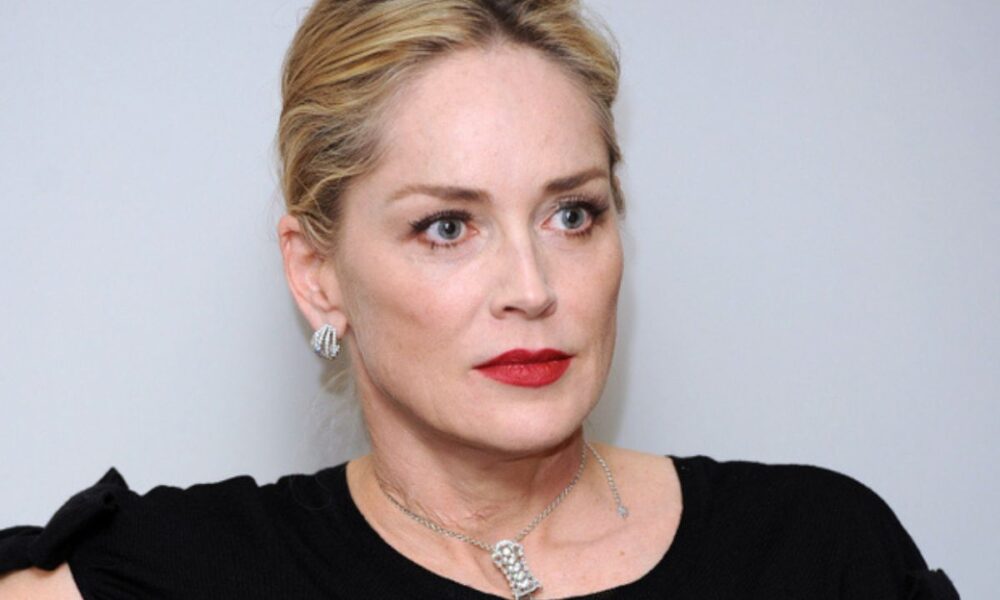 Sharon Stone, la molestia subita: “Mi sventolò il p**e in faccia”