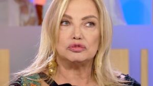 Simona Izzo dura su Selvaggia Lucarelli: “Dire ‘Izzo-Pizzo’ vuol dire darmi della mafiosa”