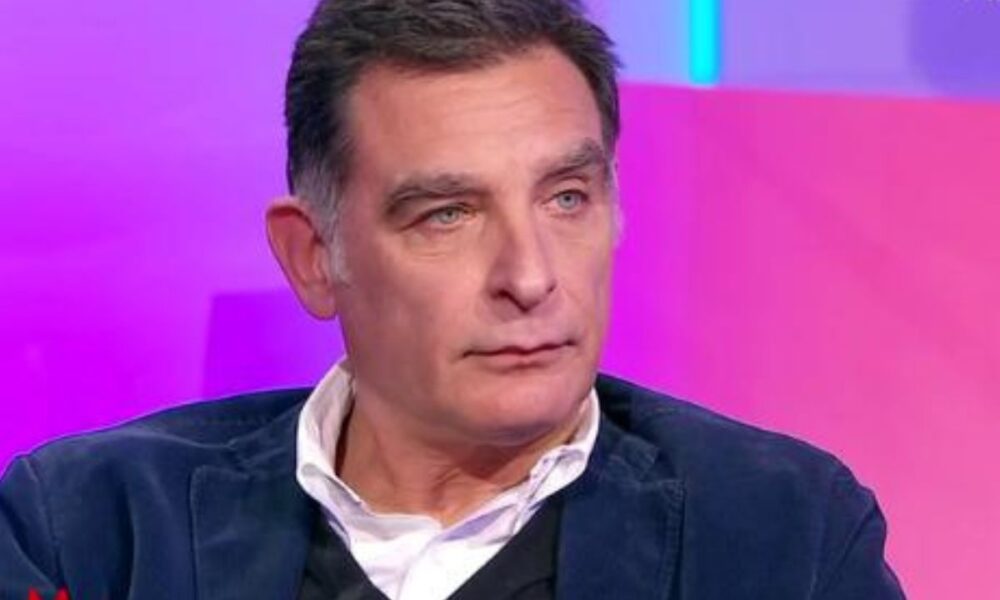 Tiberio Timperi perde la calma dopo l’aggressione subita da uno studente minorenne: “Siete dei vigliacchi”