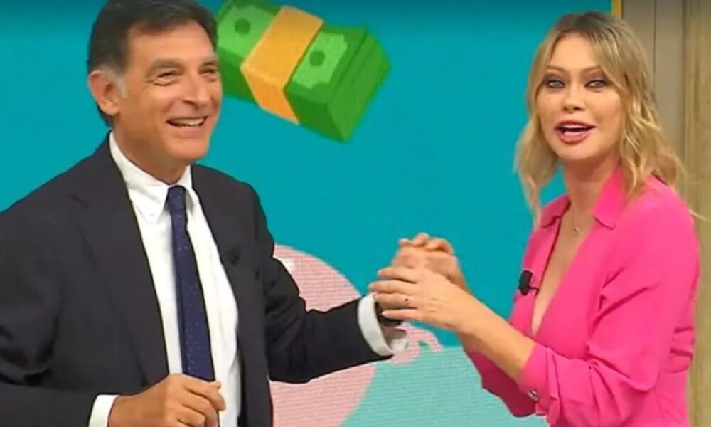 Tiberio Timperi e Anna Falchi: la richiesta di bacio imbarazza il conduttore