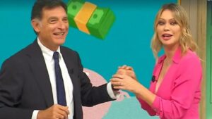 Tiberio Timperi e Anna Falchi: la richiesta di bacio imbarazza il conduttore