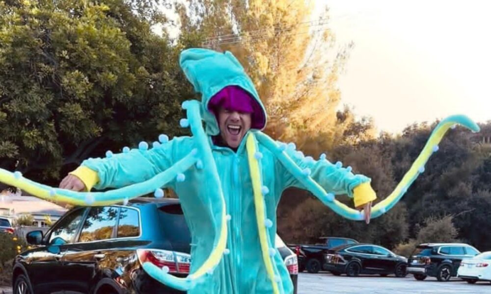 Tiziano Ferro in versione “papà polpo” per Halloween: le foto sui social