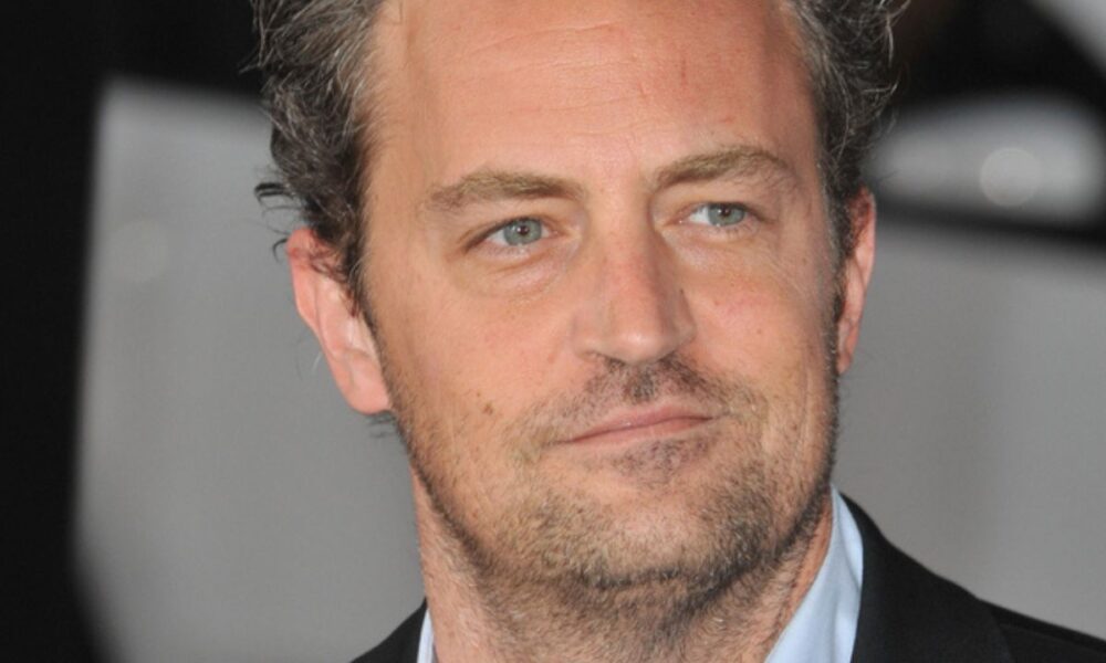Matthew Perry, l’ex fidanzata: “Si è incollato le mani alle gambe per non drogarsi”