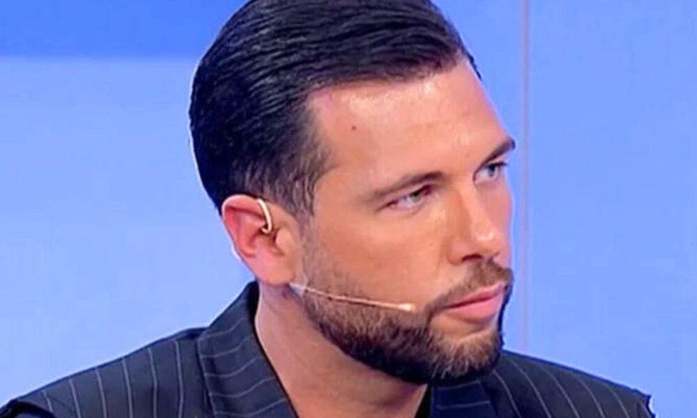 Uomini e Donne, anticipazioni: Alessandro esce con Roberta, ma guarda Cristina