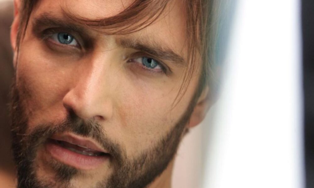Alex Belli critica Varrese e stuzzica Alfonso: “Al GF ci vorrebbe un uomo alfa”