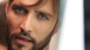 Alex Belli critica Varrese e stuzzica Alfonso: “Al GF ci vorrebbe un uomo alfa”