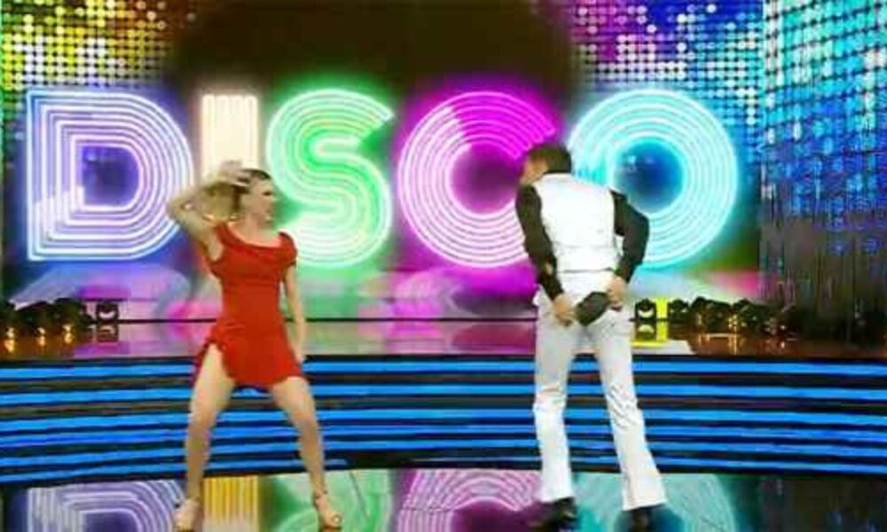 Incidente per Teo Mammucari a Ballando con le Stelle: il conduttore rimane in mutande