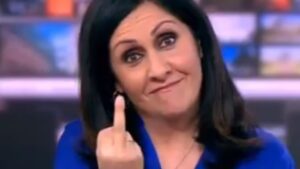 Epica gaffe della giornalista della BBC: il gestaccio in diretta – VIDEO