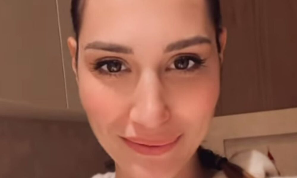 Beatrice Valli risponde alle critiche: “Dopo il parto non si torna in forma in tre mesi”
