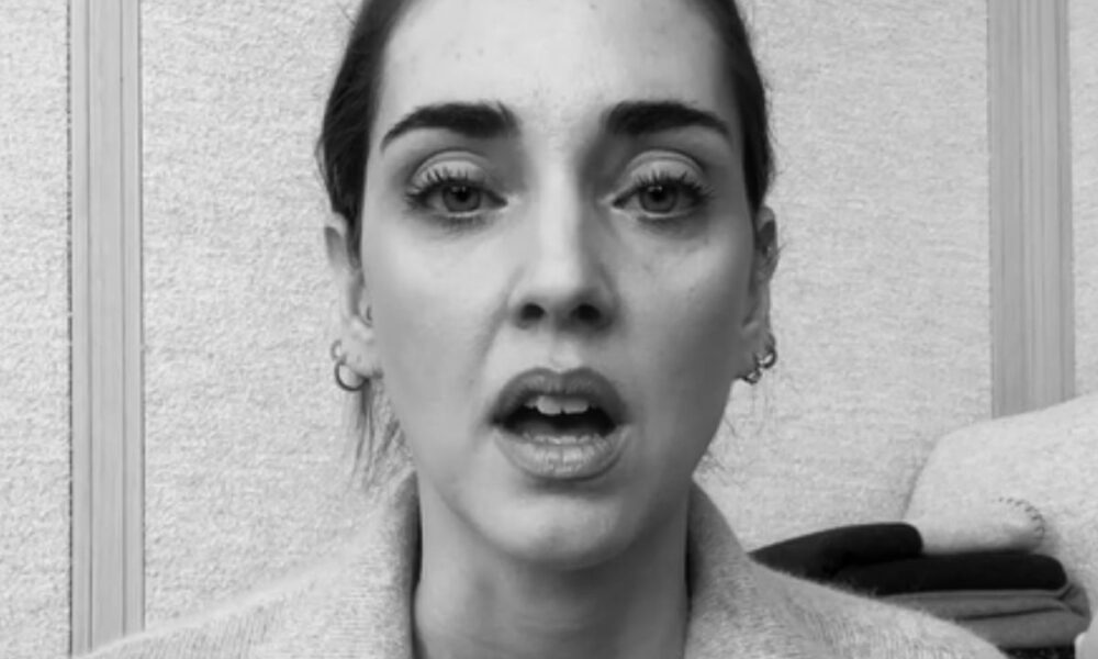 Chiara Ferragni in grigio per il mea culpa social: “Enfatizza il dispiacere, scelto apposta”