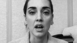 Chiara Ferragni in grigio per il mea culpa social: “Enfatizza il dispiacere, scelto apposta”