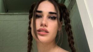 Chi è Clara Soccini: età, canzoni, fidanzato di Giulia di Mare Fuori ora a Sanremo Giovani con Boulevard