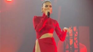 Elodie in concerto a Roma: lo spacco vertiginoso della gonna non passa inosservato