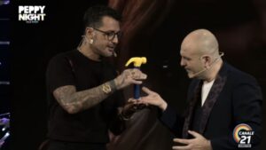 Fabrizio Corona, lo sketch del martello-dildo per parlare della Blasi: “Ecco il caffè”