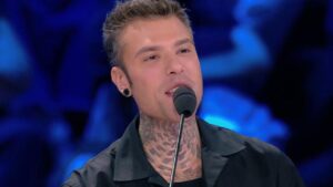 “Non ho mai avuto bisogno di leccare i piedi a Giorgia Meloni”: Fedez duro contro Morgan a X Factor