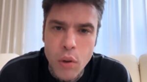 Fedez, lo sfogo pubblico contro gli hater: “Vi spacco il cul* conigli infami”