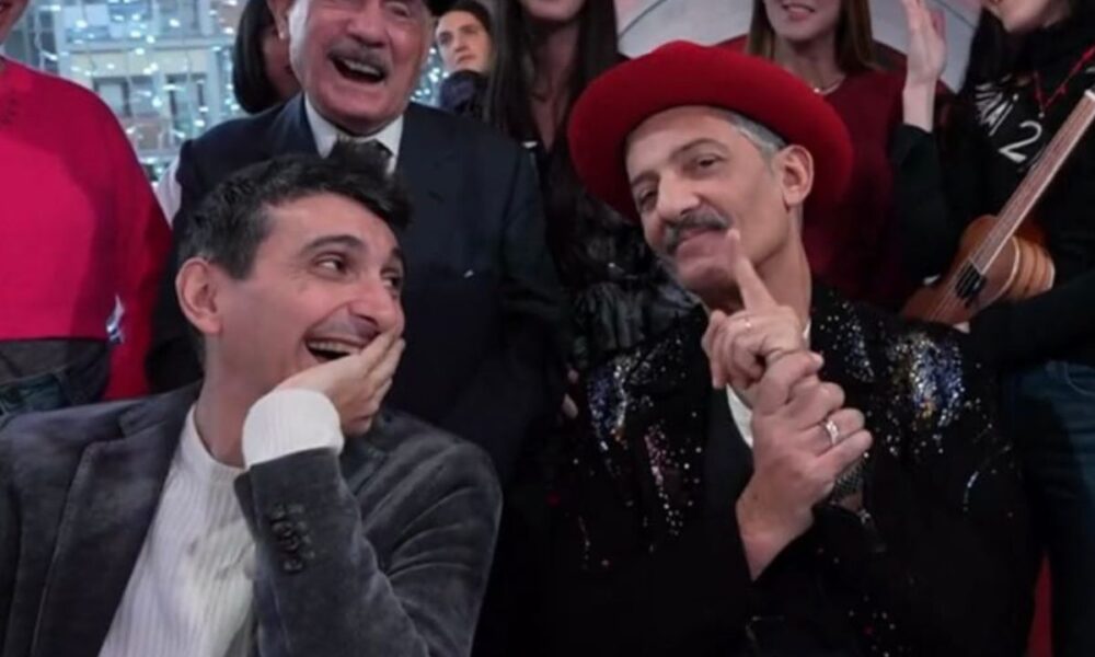 Fiorello scherza su De Martino: “Va alle poste e copula in coda”