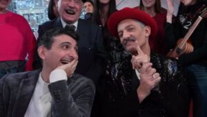 Fiorello scherza su De Martino: “Va alle poste e copula in coda”