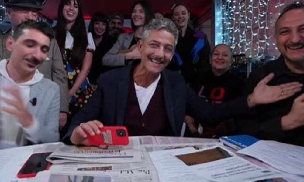 Fiorello chiama la De Filippi: la reazione della conduttrice a VivaRai2!