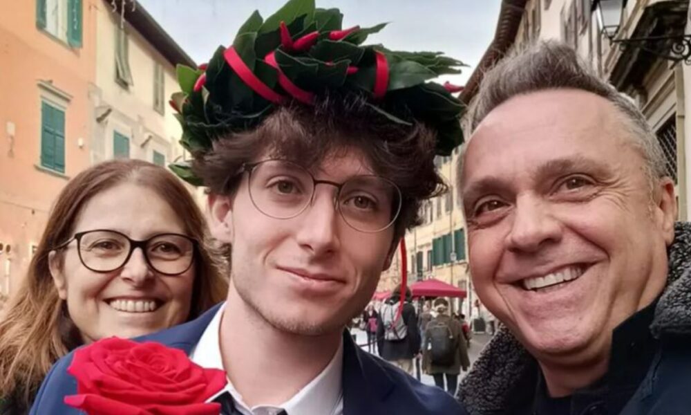 Gabriele Cirilli, il figlio Mattia si è laureato: “Adesso tocca a te”