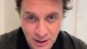 Gabriele Parpiglia twitta contro un ex volto televisivo: “Ha rovinato un programma e forse il marchio stesso”