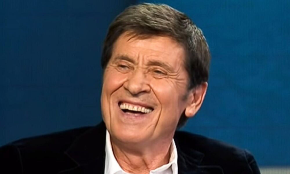 Gianni Morandi compie 79 anni: la foto pubblicata sui social mostra la mano senza fasce