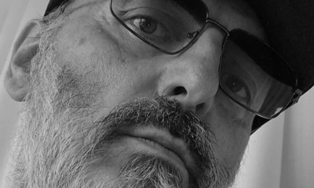 Gigi D’Agostino torna sui social un anno dopo l’annuncio della malattia: la foto