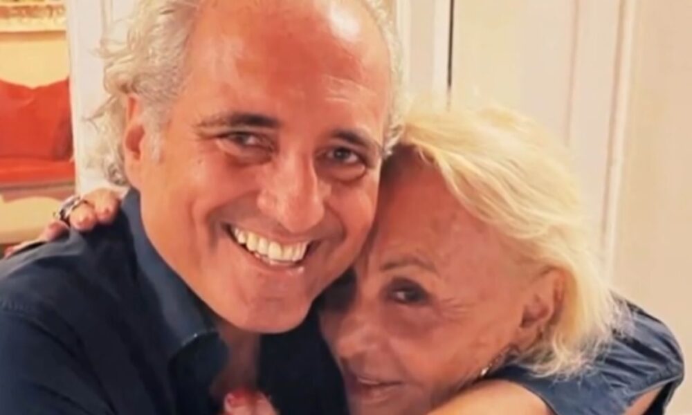 Giovanni Terzi, dolce dedica alla mamma di Simona Ventura: “Spero di meritarmi sempre il tuo amore”