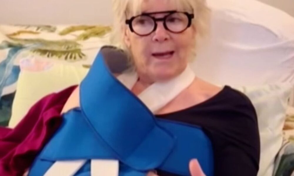 Incidente per Caterina Caselli a Milano: la cantante si è rotta l’omero