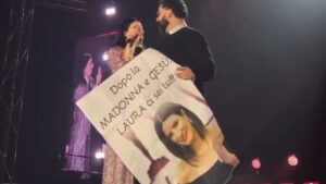 Laura Pausini: il duetto con un sacerdote al suo concerto diventa virale sui social