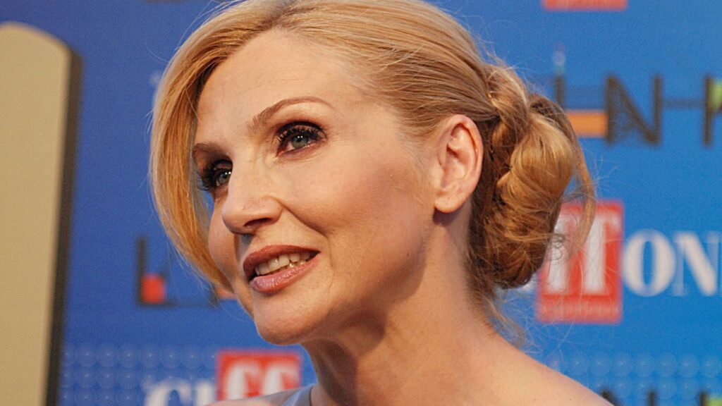 Lorella Cuccarini: Eleganza Senza Tempo con il Maglione a Righe 42 Lorella Cuccarini