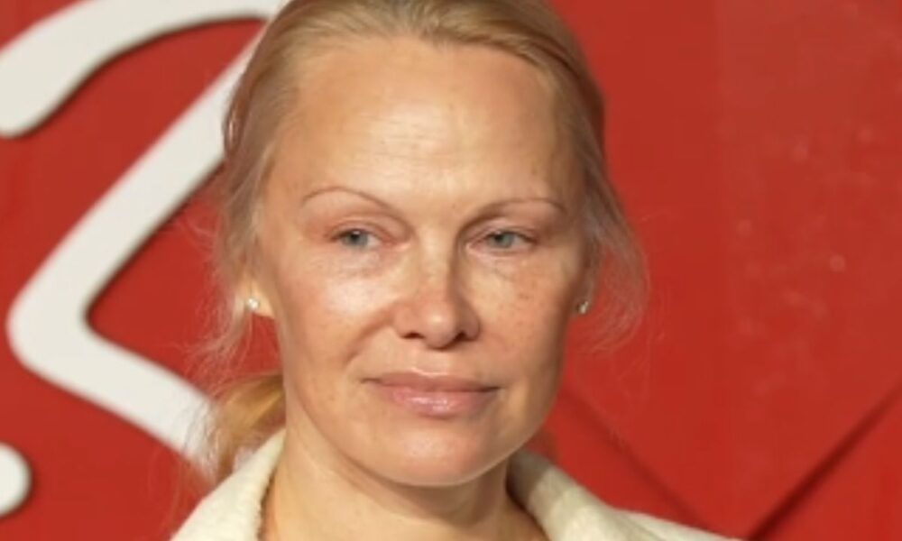 Pamela Anderson sul red carpet ma senza trucco: “È una ribellione”