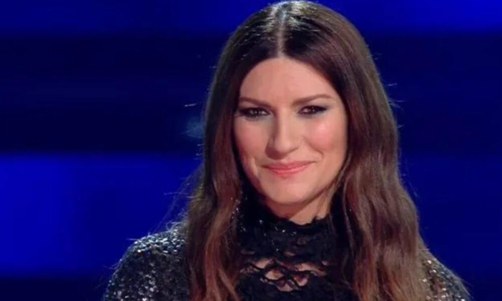 Laura Pausini sul palco: “Ormai tutti si fanno pagare”, la presunta frecciatina a Chiara Ferragni