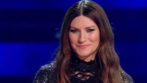 Laura Pausini sul palco: “Ormai tutti si fanno pagare”, la presunta frecciatina a Chiara Ferragni