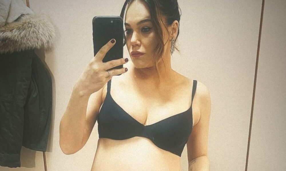 Romina Carrisi mostra il pancione sui social: la futura mamma è all’ottavo mese