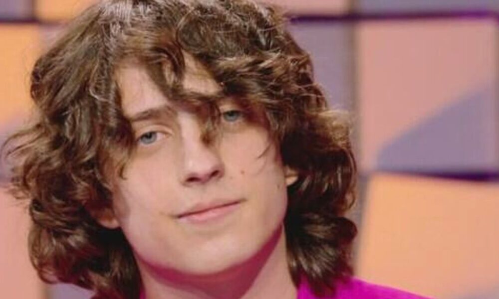 Sangiovanni torna in musica e racconta la fine della storia d’amore con Giulia Stabile