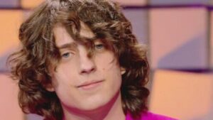 Sangiovanni torna in musica e racconta la fine della storia d’amore con Giulia Stabile