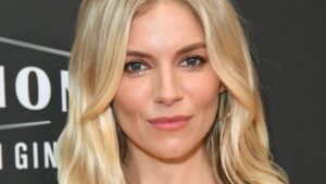 Sienna Miller incinta a 41 anni: “Il mio compagno è più giovane di me”